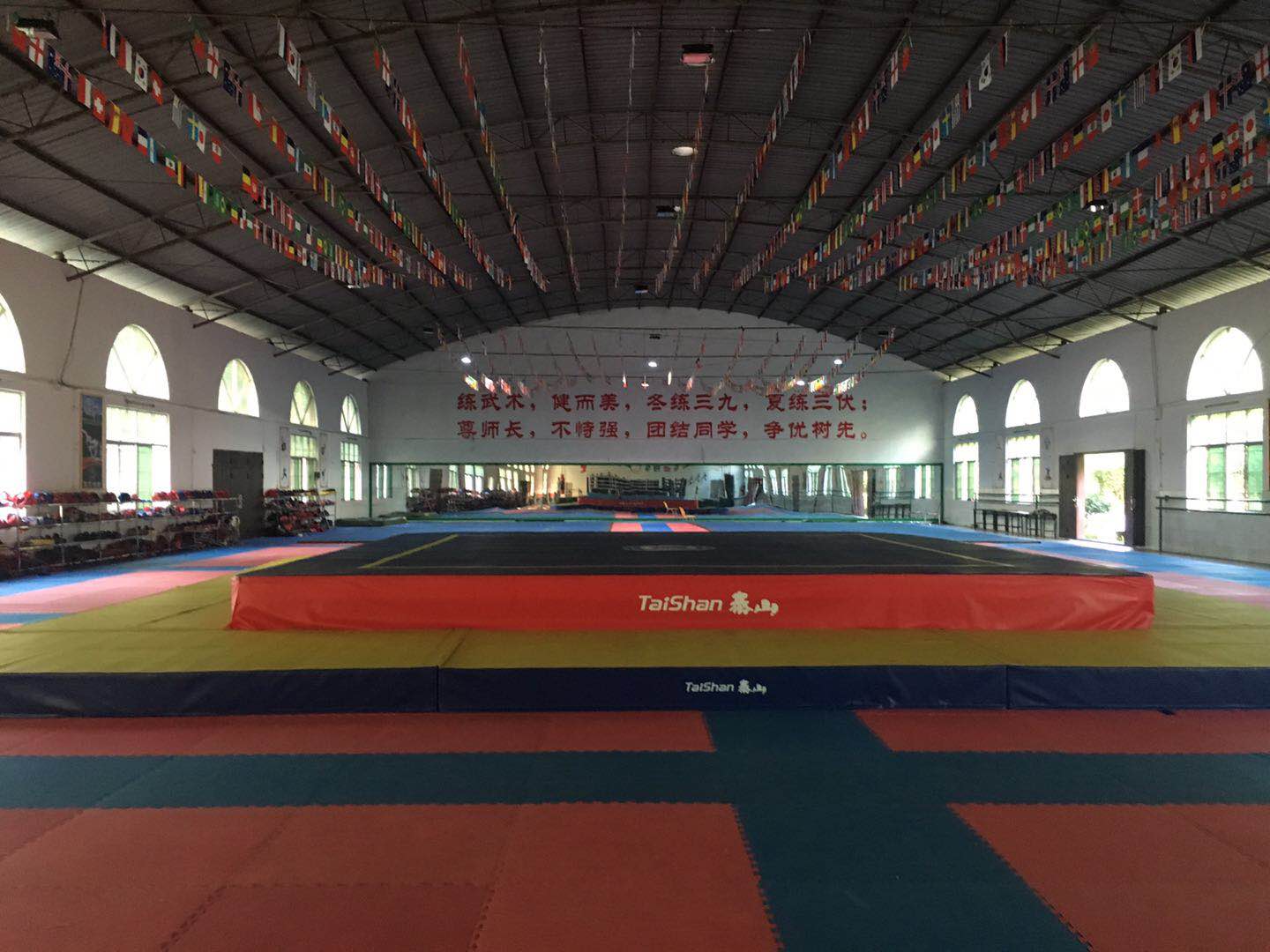 龍翔文武學(xué)校武術(shù)訓(xùn)練館整體項目完工-【玉峰體育】