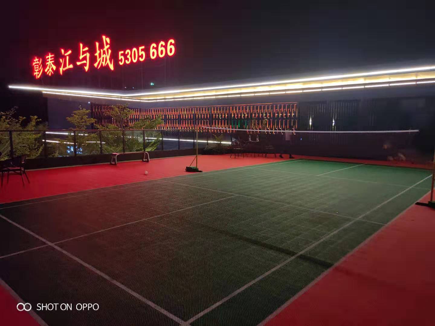 玉峰體育懸浮拼裝地板羽毛球場(chǎng)