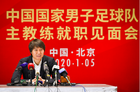 國足新帥上任發(fā)布會(huì) 李鐵正式亮相-【玉峰體育】